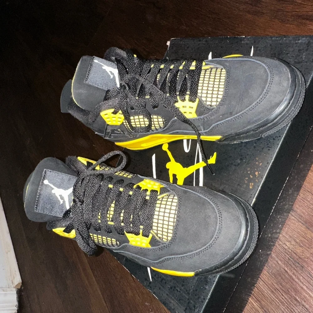 Jordan 4 Retro Thunder - Picture 2 of 3